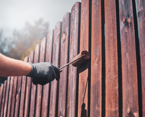 Kerítésfesték nyári hőségben – mit bír el az UV-védelem - egrokorr.hu