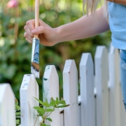 Kerítésfesték és közösség – hogyan lett a festésből közös ünneplés a szomszédokkal - egrokorr.hu